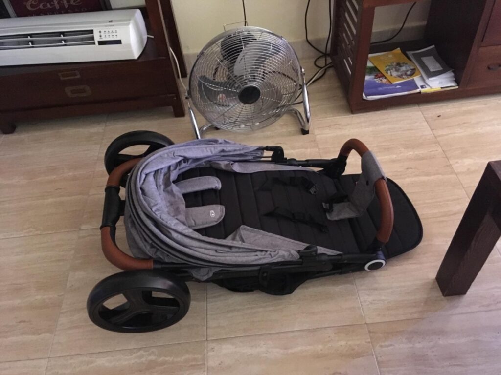 Baby stroller in folded form